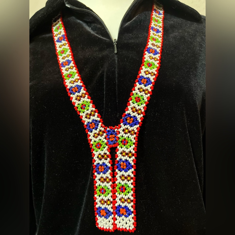 NATIVE AMERICAN style Glass Seed Bead NECkLACE